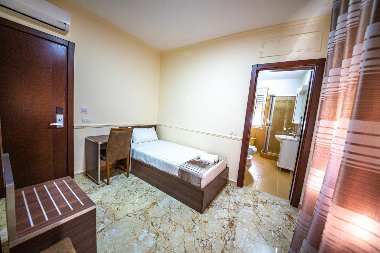 Royal Park Hotel Qerret Esterno foto