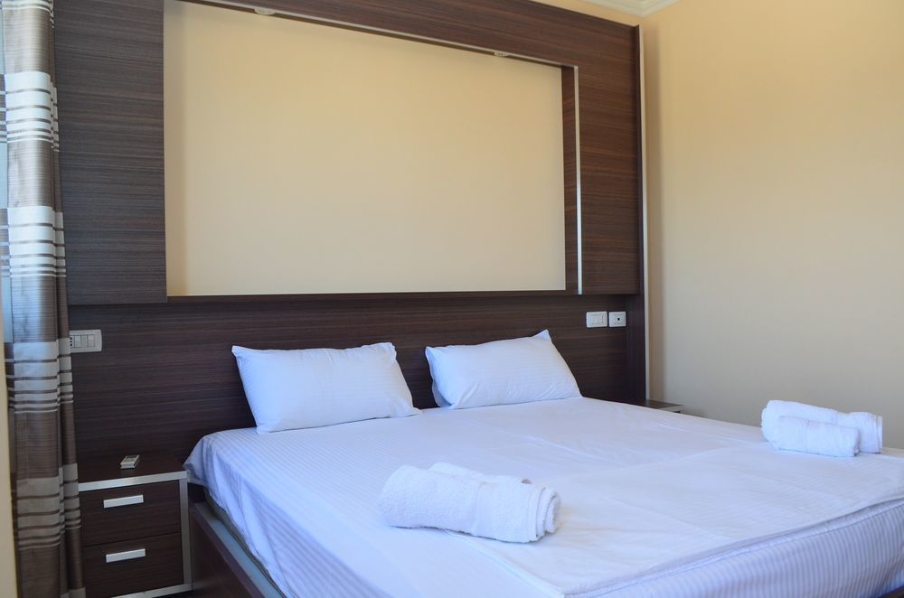 Royal Park Hotel Qerret Esterno foto